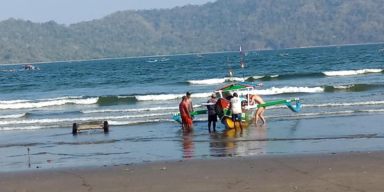 Cheap Inn Banyuwangi Бануванги Екстериор снимка